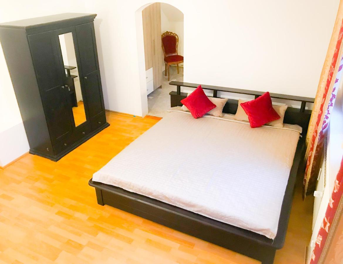 "Casa20200" 2 X Apartments Je 150Qm Fuer Business, Familien, Gruppen, Handwerker 15Min Von Berlin, Erdbeerhof, Outlet B5, 5Min Vom See Falkensee !! 2 Apartment Each 150Qm For Business , Families 15Min From Berlin!! Kültér fotó